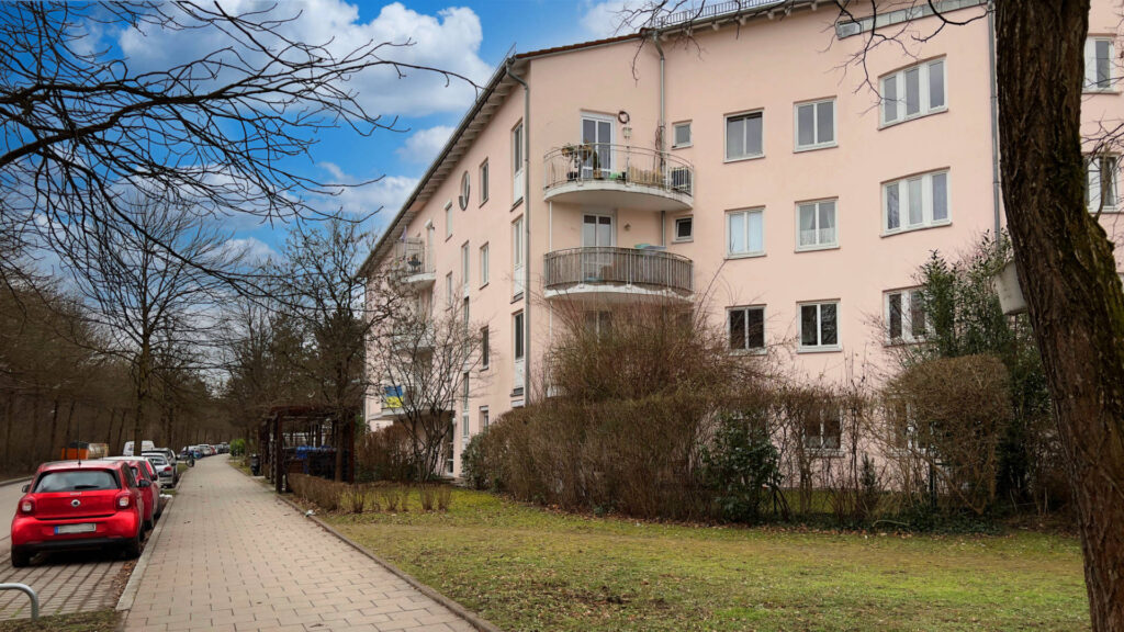 Multi-story residential building with a rounded balcony bay in the Untermenzing district of Munich