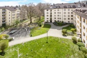 Aerial view of the landscaped inner courtyard of a residential complex in Munich-Berg am Laim – Rogers Immobilien