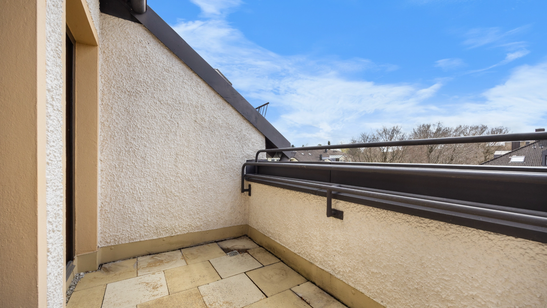 Tiled loggia area under the roof with an unobstructed view in Munich Berg am Laim – Rogers Immobilien