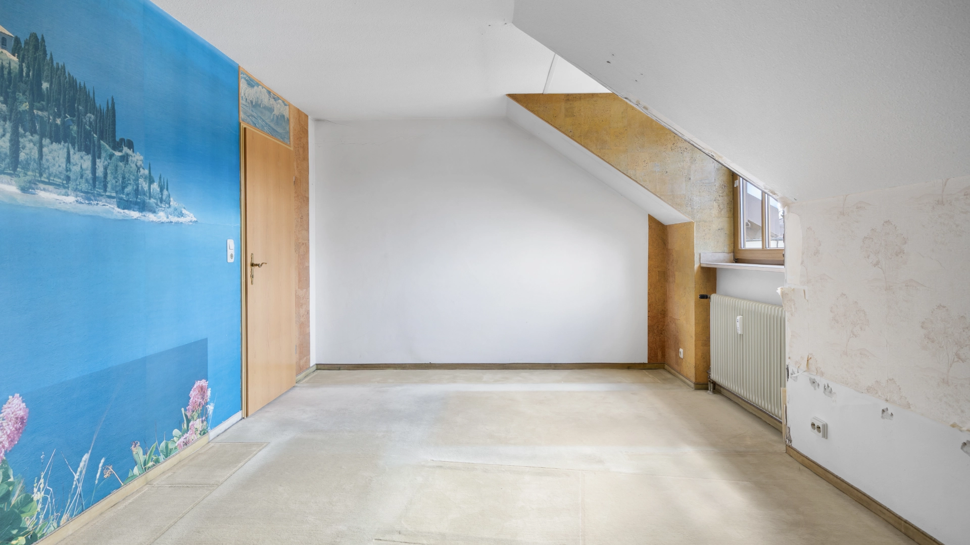 Unrenovated attic room with old wallpaper and concrete floor before renovation in Munich Berg am Laim – Rogers Immobilien