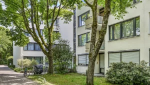 Gebäudeansicht der Wohnanlage in München-Forstenried mit Balkonen und begrünten Außenanlagen