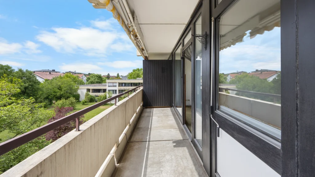 Langer Laubengang-Balkon mit Blick auf Nachbargebäude der Wohnanlage in München-Forstenried