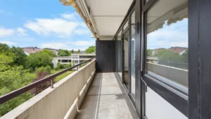 Langer Laubengang-Balkon mit Blick auf Nachbargebäude der Wohnanlage in München-Forstenried