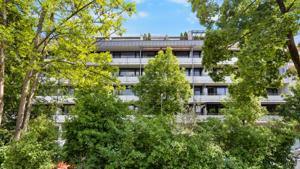 Facade view of the apartment building with balconies in Munich-Milbertshofen