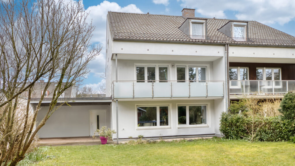 White single-family home with balconies and lawn in Munich-Obermenzing – Rogers Immobilien