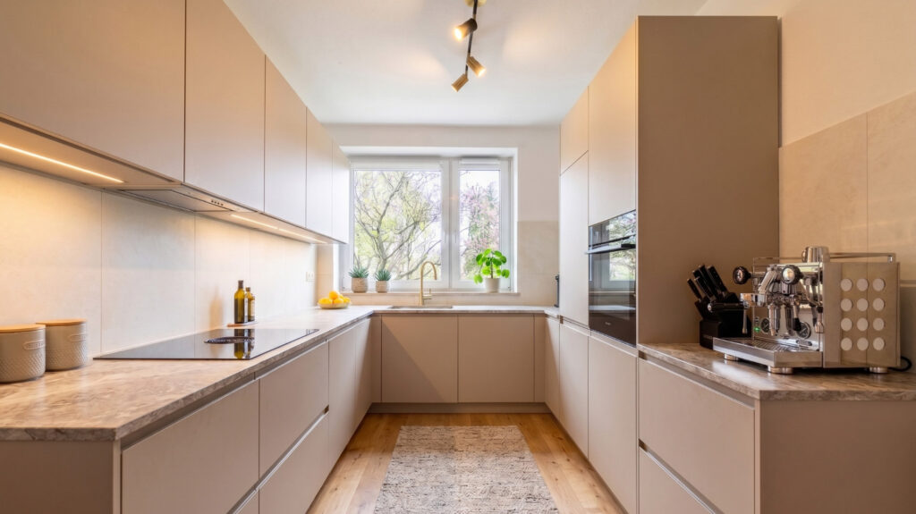 3D visualization of a modern fitted kitchen in light beige with a window and a fully automatic coffee machine, house in Obermenzing