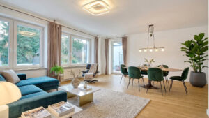 3D visualization of a modern living-dining room with petrol-colored chairs in Munich-Obermenzing – Rogers Immobilien