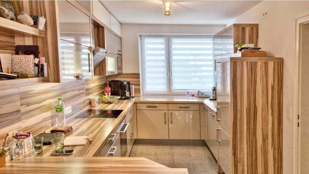 Rustic wooden kitchen with a light countertop in a house in Munich-Obermenzing – Rogers Immobilien