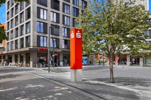 Einkaufszentrum mit Supermarkt und Sparkasse in der Umgebung der Wohnung