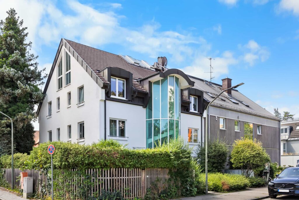 Straßenansicht des Wohnhauses mit Satteldach und verglastem Treppenhaus