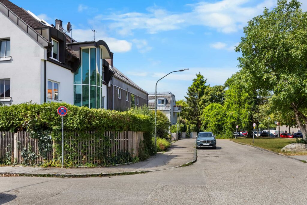 Ruhige Wohnstraße vor dem Haus mit der 2-Zimmer-Wohnung in München-Forstenried
