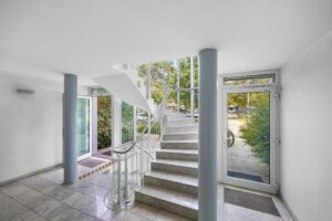 Lichtdurchflutetes Treppenhaus mit verglastem Treppenturm