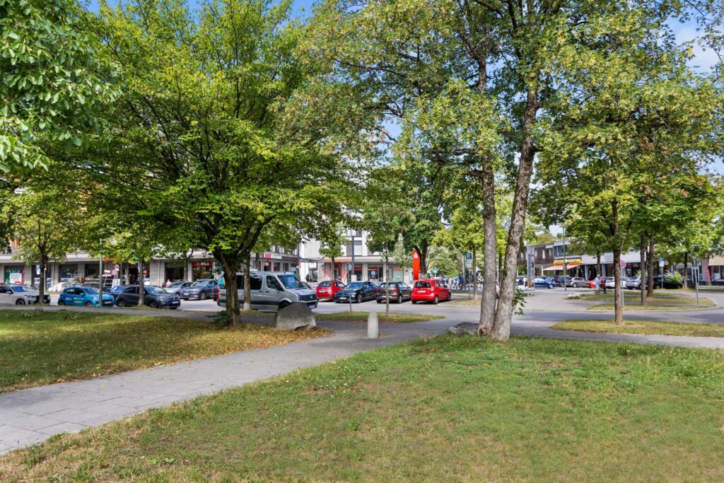Grüner Platz mit altem Baumbestand in der Nähe der Wohnung