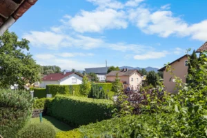 Panoramablick über die Nachbarschaft mit Bergkulisse
