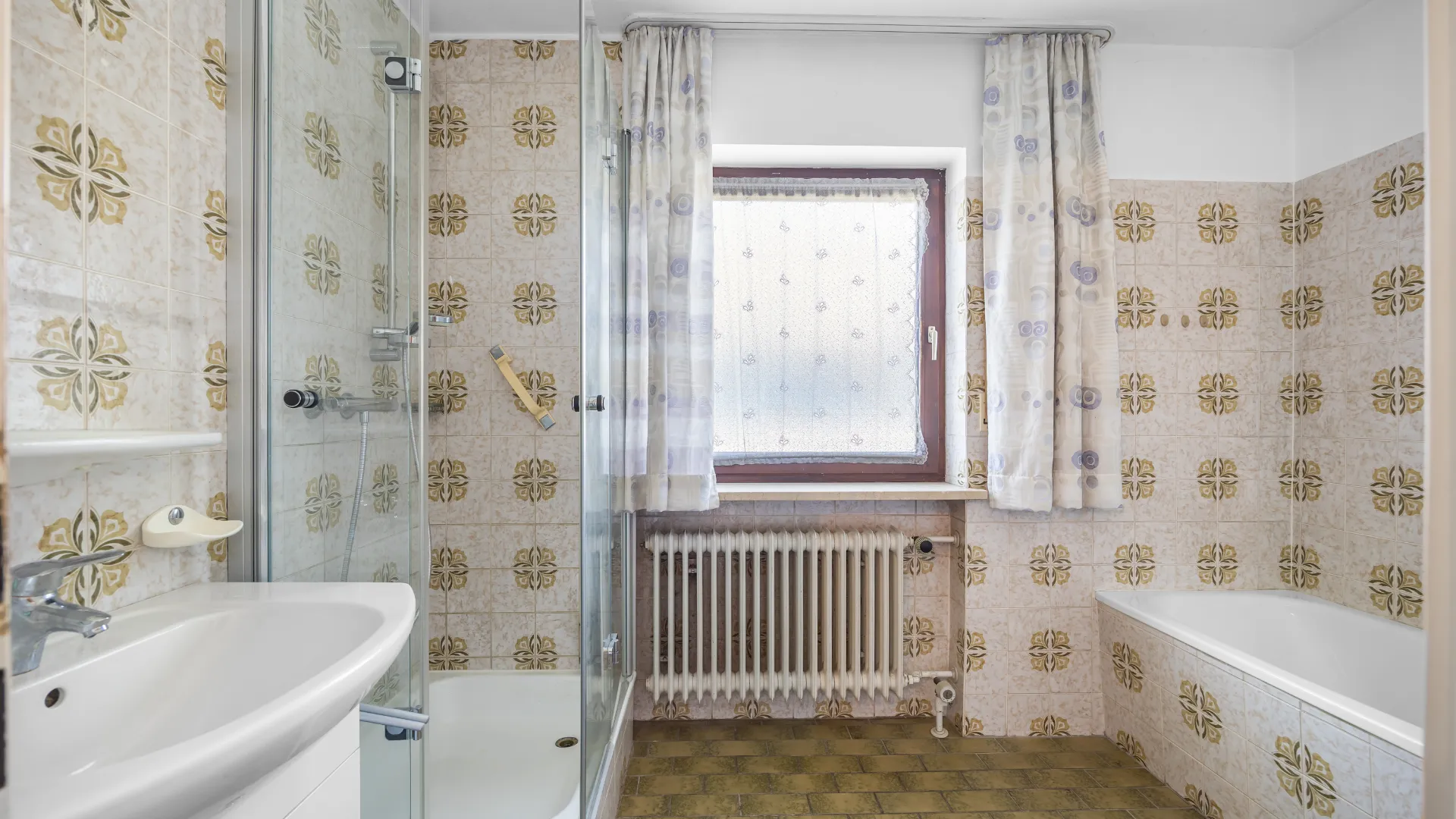 Rosenheim DHH kaufen Bad im OG mit Fenster