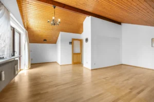 Ausgebautes Dachgeschoss mit Holzdecke im Originalzustand