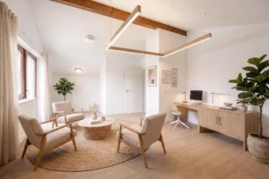 Ausgebautes Dachgeschoss mit Sitzecke und Arbeitsbereich (virtuelles Homestaging)