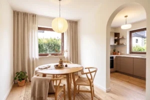 Modern gestalteter Essbereich mit offenem Zugang zur Küche (virtuelles Homestaging)