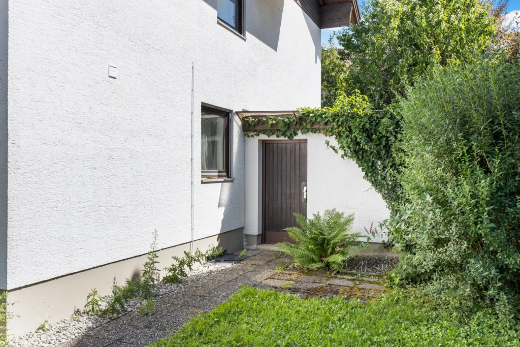 Side property access with secondary entrance and landscaping