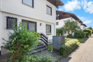 Hauseingang mit Treppe, Straßenansicht