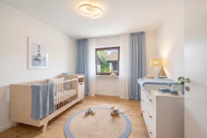 Virtuell gestaltetes Kinderzimmer mit Babybett und maritimer Deko