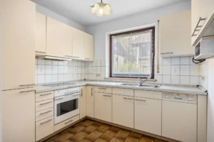 Einbauküche im Originalzustand mit Fenster über der Spüle