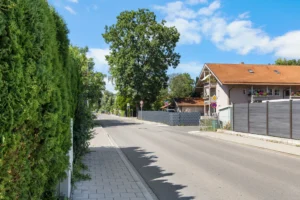 Nachbarschaft mit gepflegten Häusern in Rosenheim-Aising