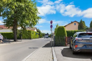 Ruhige Wohnstraße mit Hecken in Rosenheim-Aising