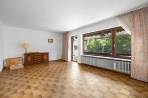 Großzügiges Wohnzimmer mit Terrassenzugang, zweite Perspektive