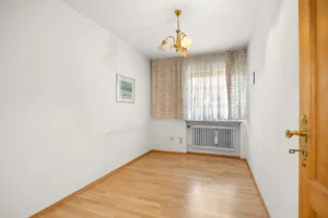 Weiteres unmöbliertes Zimmer mit Parkettboden